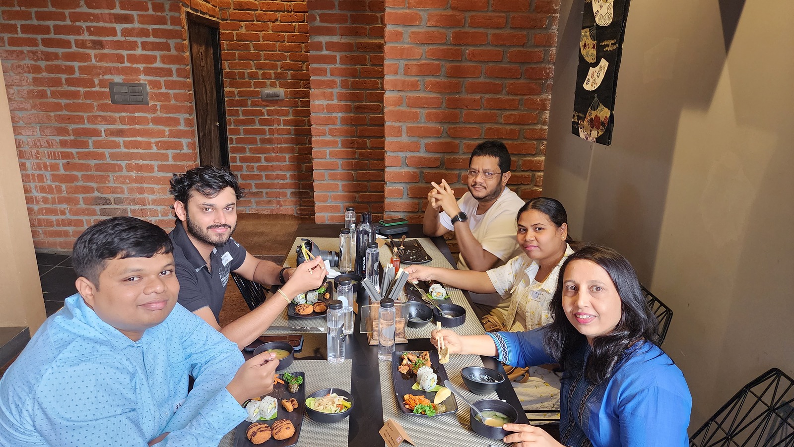 Saachi students and trainers at a Shokujikai lunch meetup